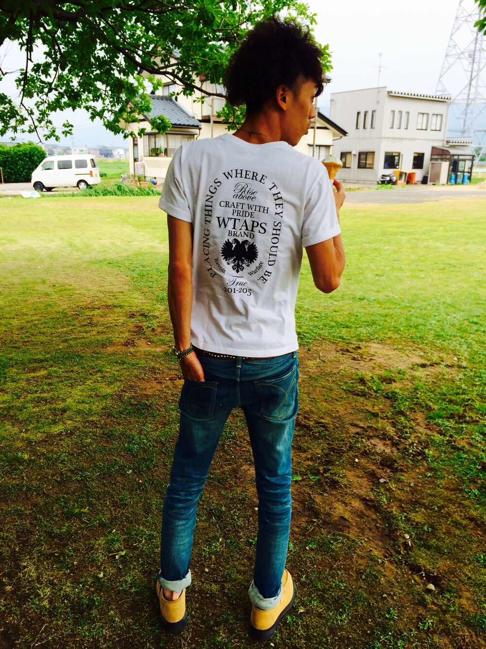 ホワイト系のTシャツ/カットソー、ブルー系のデニムパンツ、ベージュ系のドレスシューズを着用したメンズの夏コーディネートの1枚目の写真