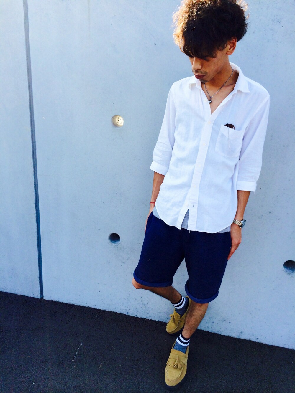 ベージュ系のドレスシューズ、ブルー系のその他パンツ、その他のサングラスを着用したメンズの夏コーディネートの1枚目の写真