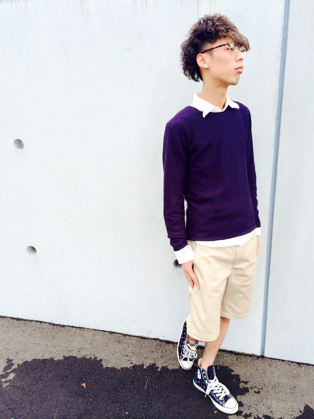 ブルー系のTシャツ/カットソー、ベージュ系のその他パンツ、ブラック系のスニーカーを着用したメンズの夏コーディネートの1枚目の写真