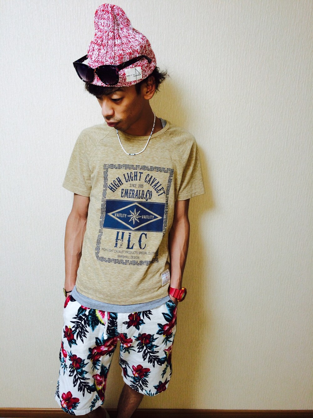 ブラウン系のTシャツ/カットソー、その他のその他パンツ、ゴールド系のヘアゴムを着用したメンズの夏コーディネートの1枚目の写真