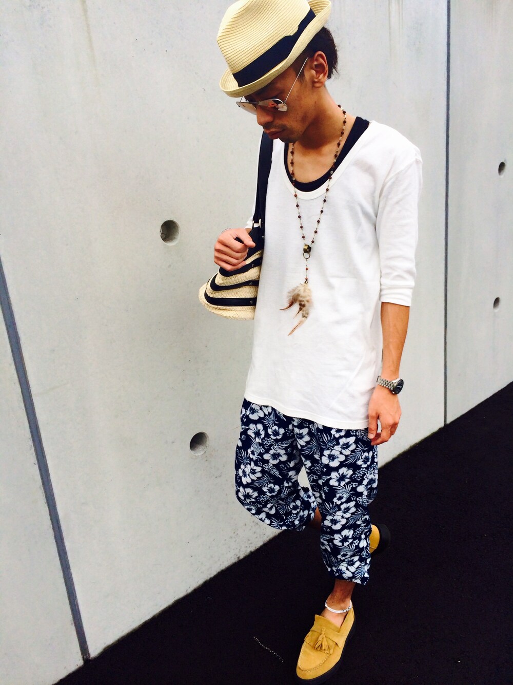 ベージュ系のドレスシューズ、ブルー系のその他パンツ、ベージュ系のハットを着用したメンズの夏コーディネートの1枚目の写真