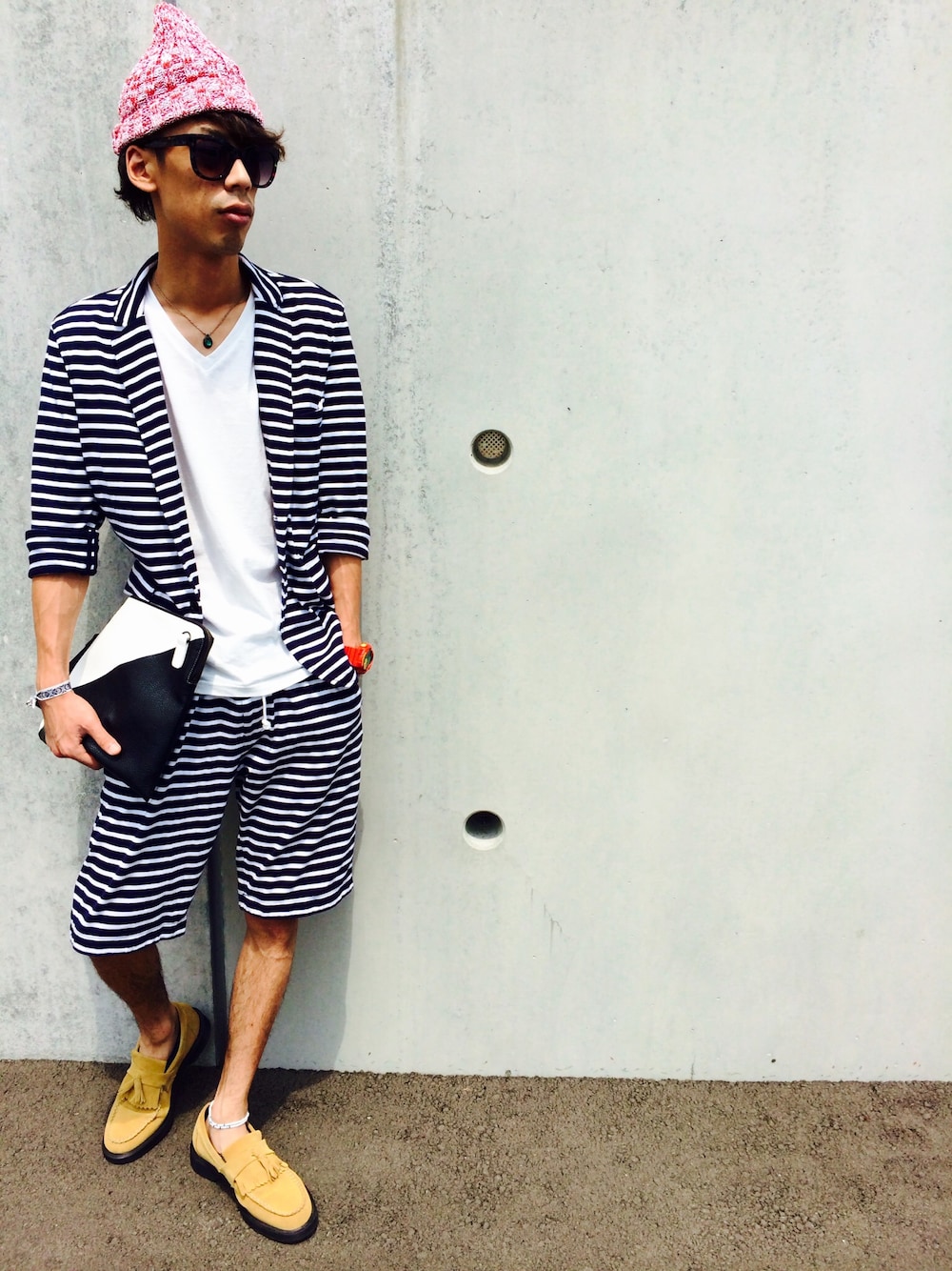 その他のその他パンツ、その他のテーラードジャケット、ホワイト系のクラッチバッグを着用したメンズの夏コーディネートの1枚目の写真