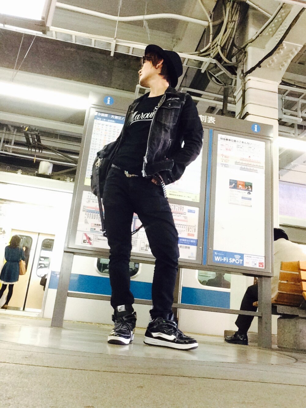 「黒ハット、VANS、GU、デニムジャケット」｜「GUのアイテム（その他パンツ、ブラック系）」を使った、イトーブラックさん（メンズ・162cm）の秋コーディネートの1枚目の写真