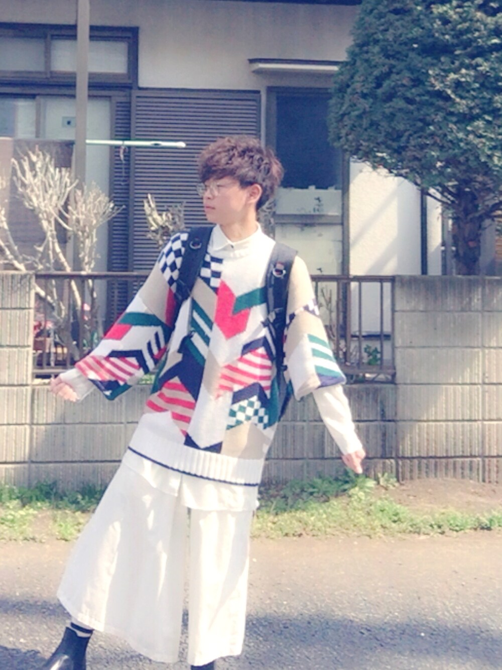 ホワイト系のTシャツ/カットソー、その他のニット/セーター、ホワイト系のスラックスを着用したメンズの春コーディネートの1枚目の写真