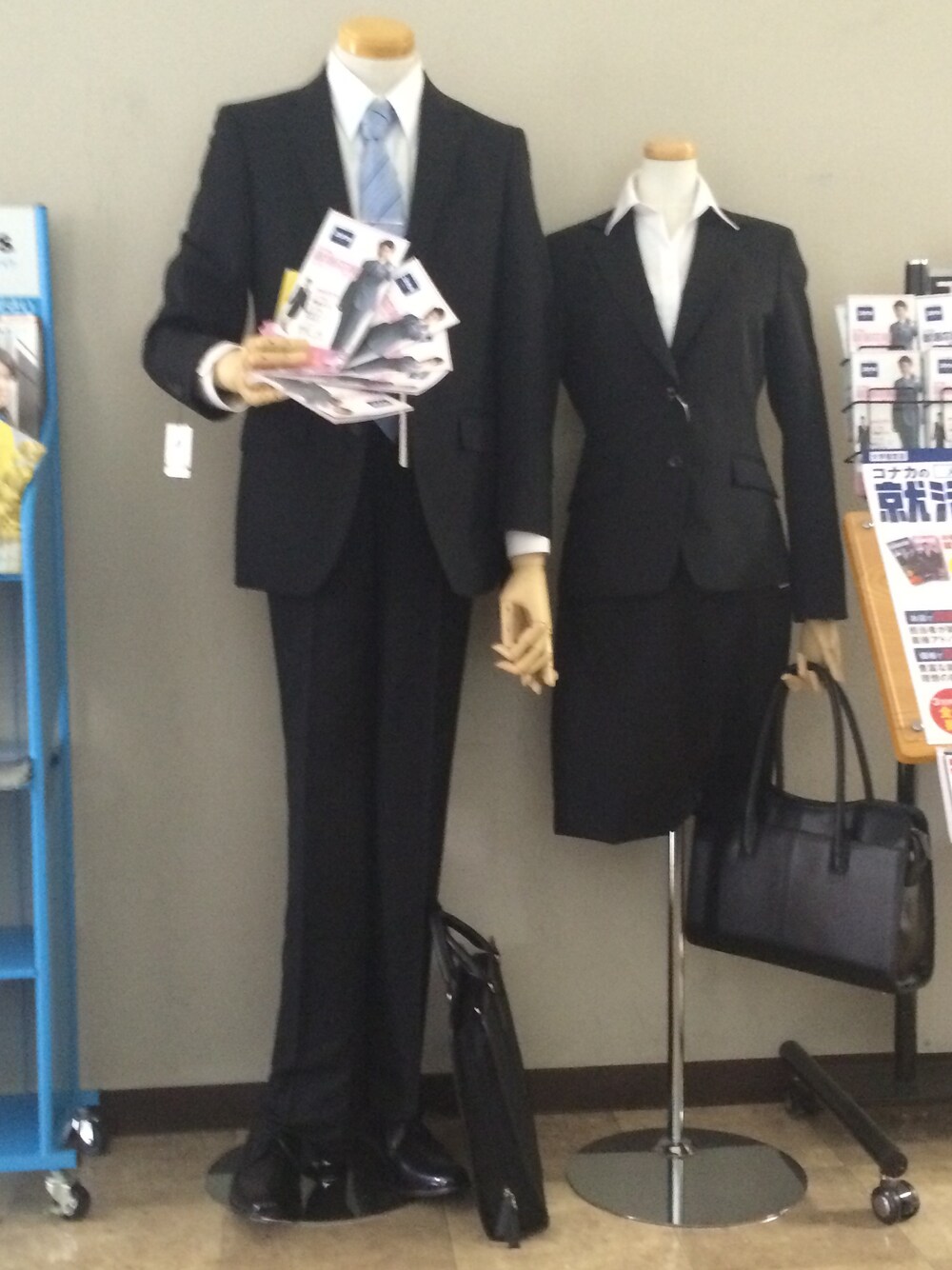 「Vネック、スーツ、バンダナ、赤いカーディガン、スーツケース、キャラT、ブラック　＆　ホワイト」｜「banal chic bizarreのスキニーパンツ■（スラックス、ブラック系）」を使った、もも姫さん（レディース・172cm）の春コーディネートの1枚目の写真