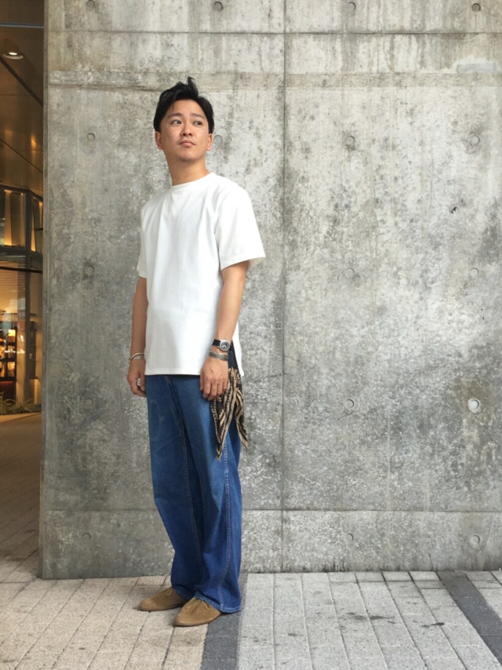 「デニム、ラフ、カジュアル、リラックススタイル、ショートヘア」｜「ADAM ET ROPE'の●ＴＣライトダンボール　Ｔシャツ（Tシャツ/カットソー、ホワイト系）」を使った、三浦準矢さん（メンズ・166cm）の夏コーディネートの1枚目の写真