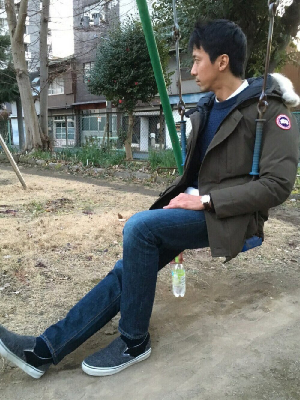 「CANADA GOOSE、カナダグーす、スニーカー、シンプル、UNIQLO、ユニクロ、冬」｜「UNIQLOのアイテム（ニット/セーター、ブルー系）」を使った、マサトラマンさん（メンズ・182cm）の冬コーディネートの1枚目の写真