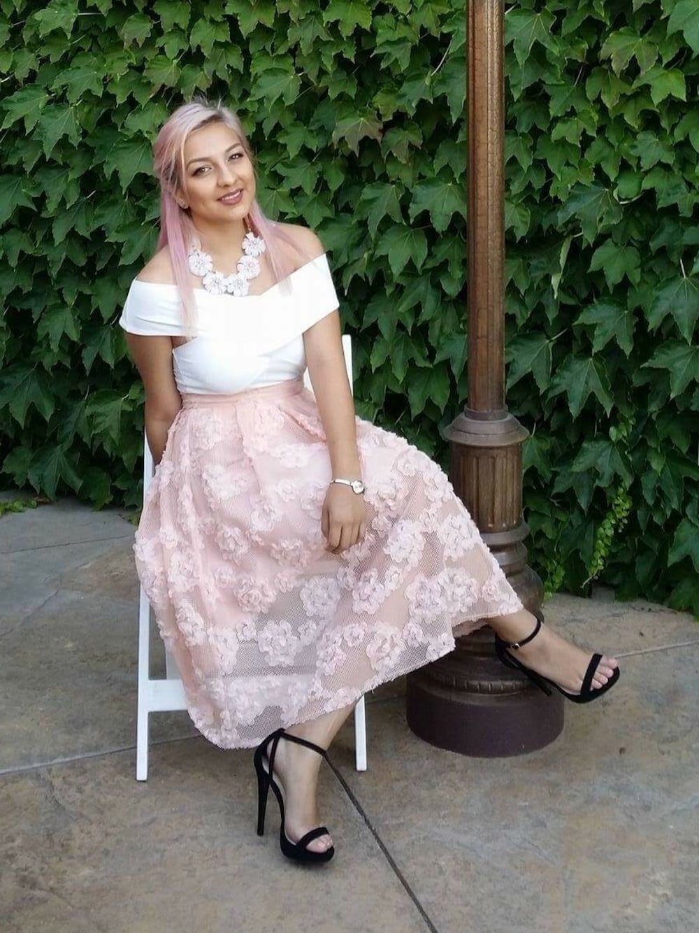 「summer、Formal、pink、offtheshoulder、trendy」｜「ZARAのアイテム（アンサンブル、ホワイト系）」を使った、Bernadette Oronaさん（レディース・163cm）の夏コーディネートの1枚目の写真