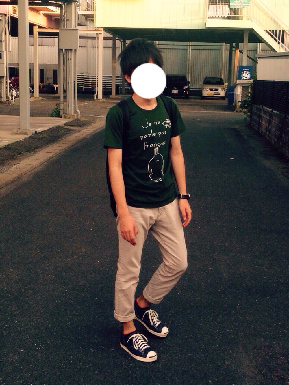 グリーン系のTシャツ/カットソー、ベージュ系のその他パンツ、ブルー系のスニーカーを着用したメンズの春コーディネートの1枚目の写真