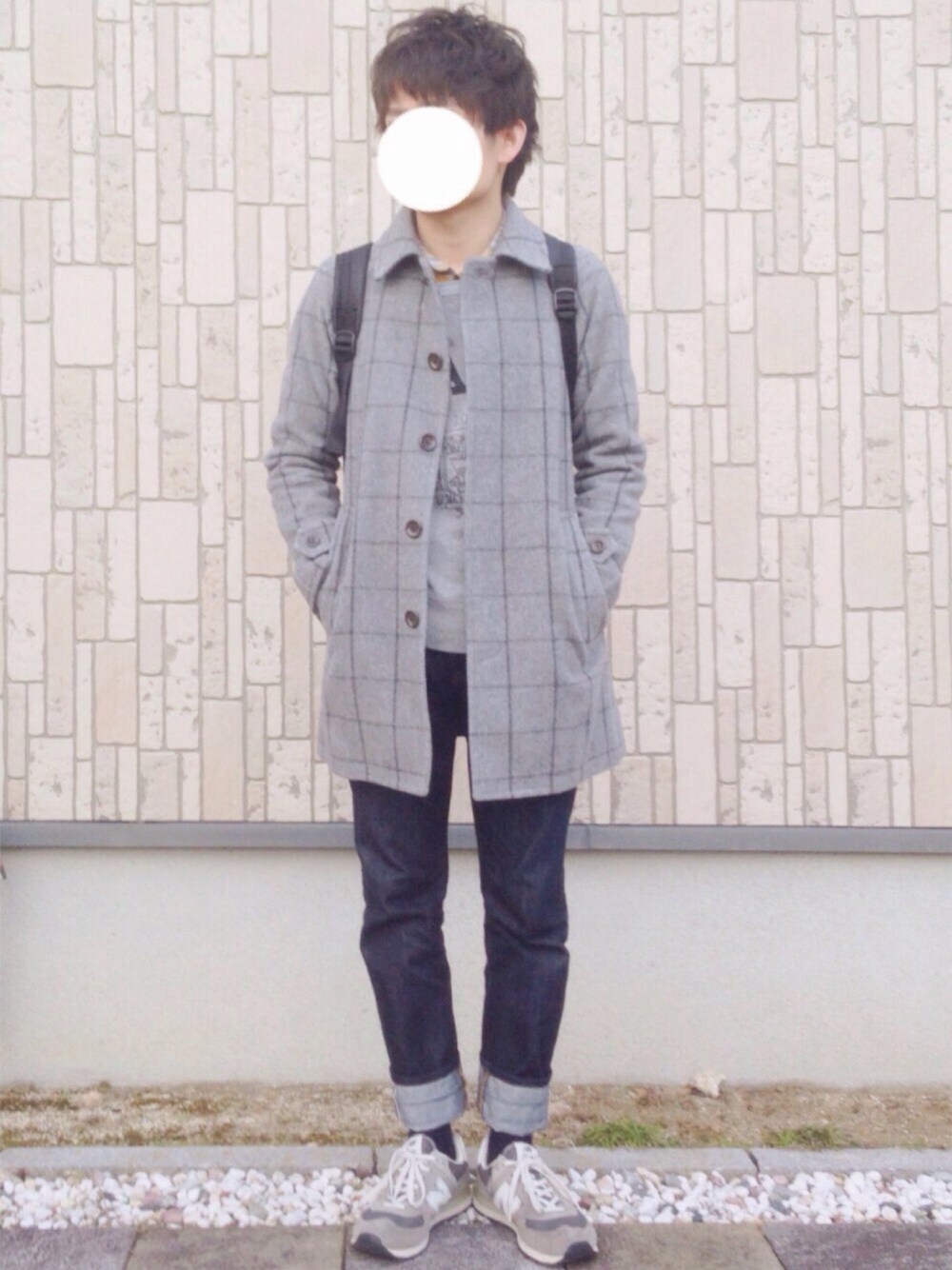 「ロールアップ、スニーカー、UNIQLO、グレー、スウェットシャツ、ニューバランス、黒リュック」｜「green label relaxingの□W/P SHAGGY STN コート ◆（ステンカラーコート、グレー系）」を使った、jiroさん（メンズ・171cm）の冬コーディネートの1枚目の写真