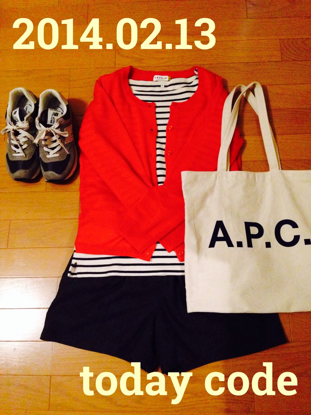 グレー系のその他パンツ、グレー系のスニーカーを着用したレディースの冬コーディネートの1枚目の写真