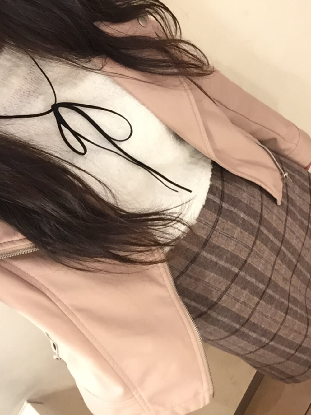 「Disneyland、ライダースジャケット、w closet、RETRO GIRL、GU、タイトスカート、シェリーメイ」｜「GUのアイテム（ニット/セーター、ホワイト系）」を使った、akihoさん（レディース・160cm）の秋コーディネートの1枚目の写真