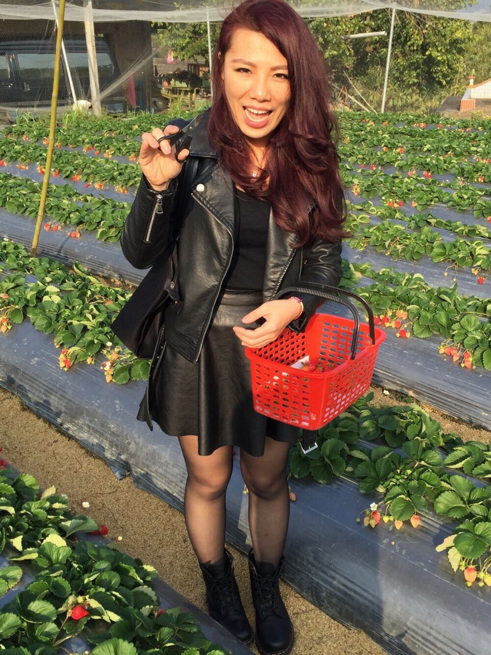 「leather、leather jacket、leather skirt、STRAWBERRY FIELDS、ALL BLACK」｜「LONGCHAMPのアイテム（ショルダーバッグ、ブラック系）」を使った、xuanさん（レディース・158cm）の冬コーディネートの1枚目の写真