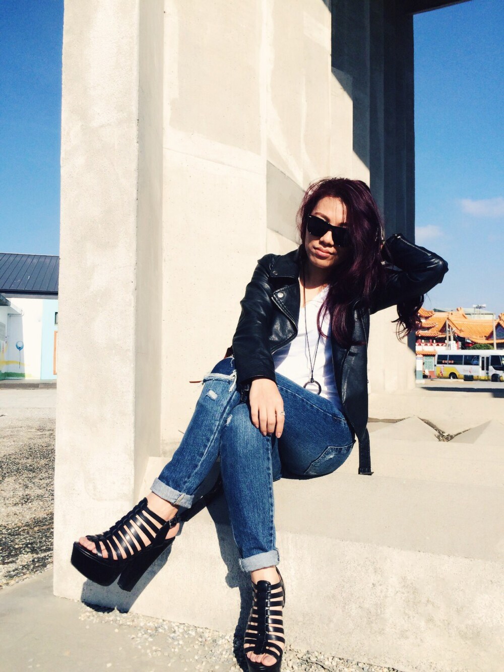 「Boyfriend Jeans、leather jacket、Sunglasses、necklace」｜「ZARAのアイテム（Tシャツ/カットソー、ホワイト系）」を使った、xuanさん（レディース・158cm）の冬コーディネートの1枚目の写真