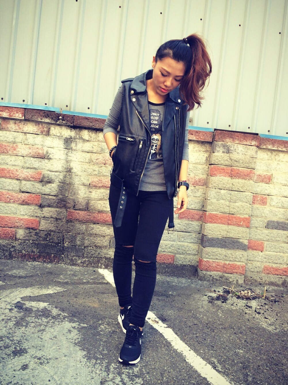 「NIKE、Lazybone、Baby-G、leather vest、leather」｜「NIKE SPORTSWEARのアイテム（スニーカー、ブラック系）」を使った、xuanさん（レディース・159cm）の秋コーディネートの1枚目の写真
