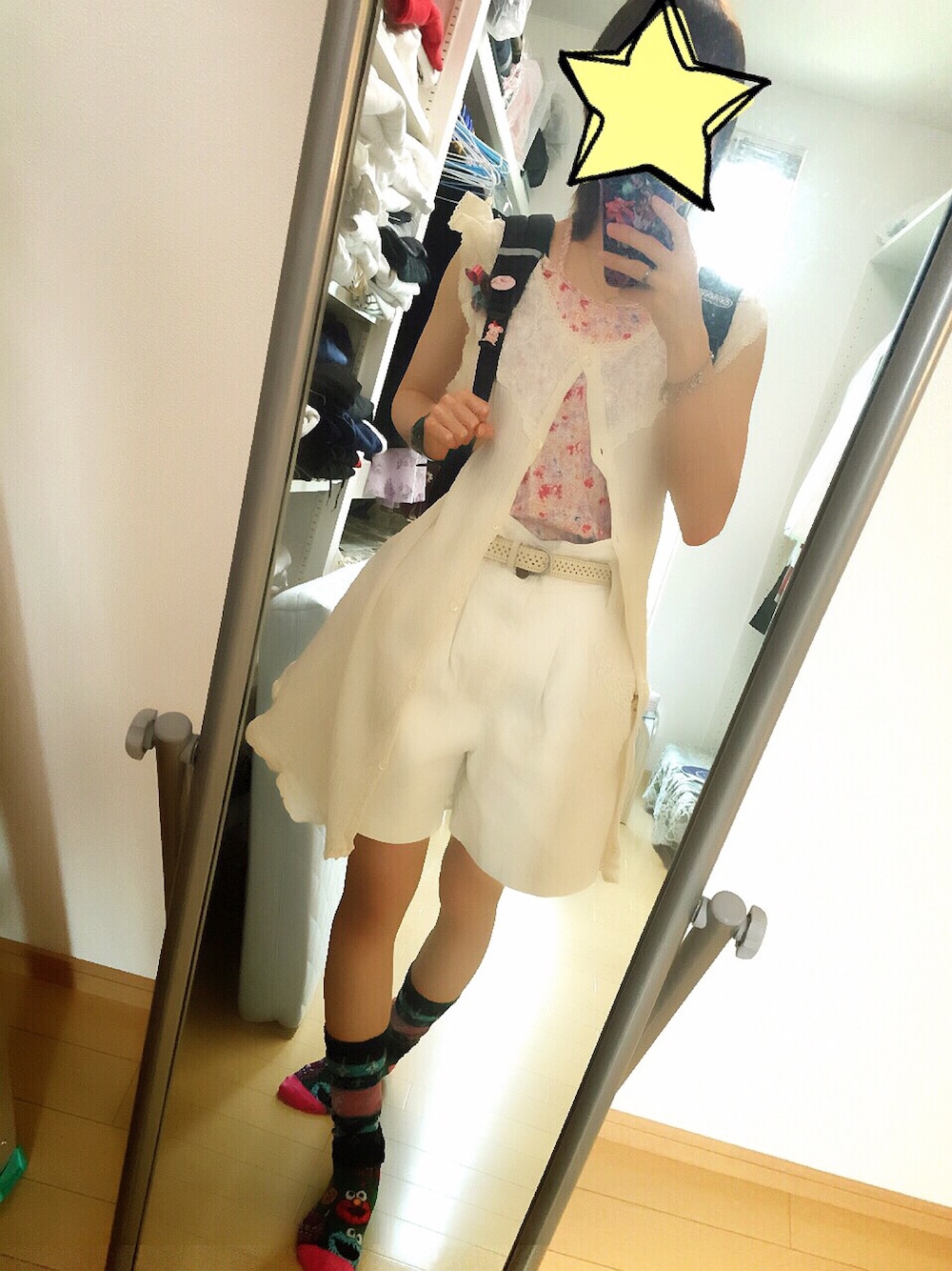 ブラック系のバックパック/リュック、ピンク系のタンクトップ、ホワイト系のチュニックを着用したレディースの夏コーディネートの1枚目の写真