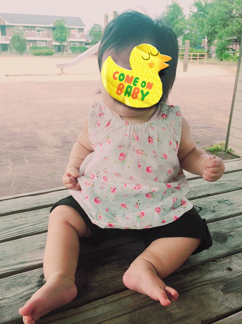 ホワイト系のその他トップス、ブラック系のその他パンツを着用したキッズの夏コーディネートの1枚目の写真
