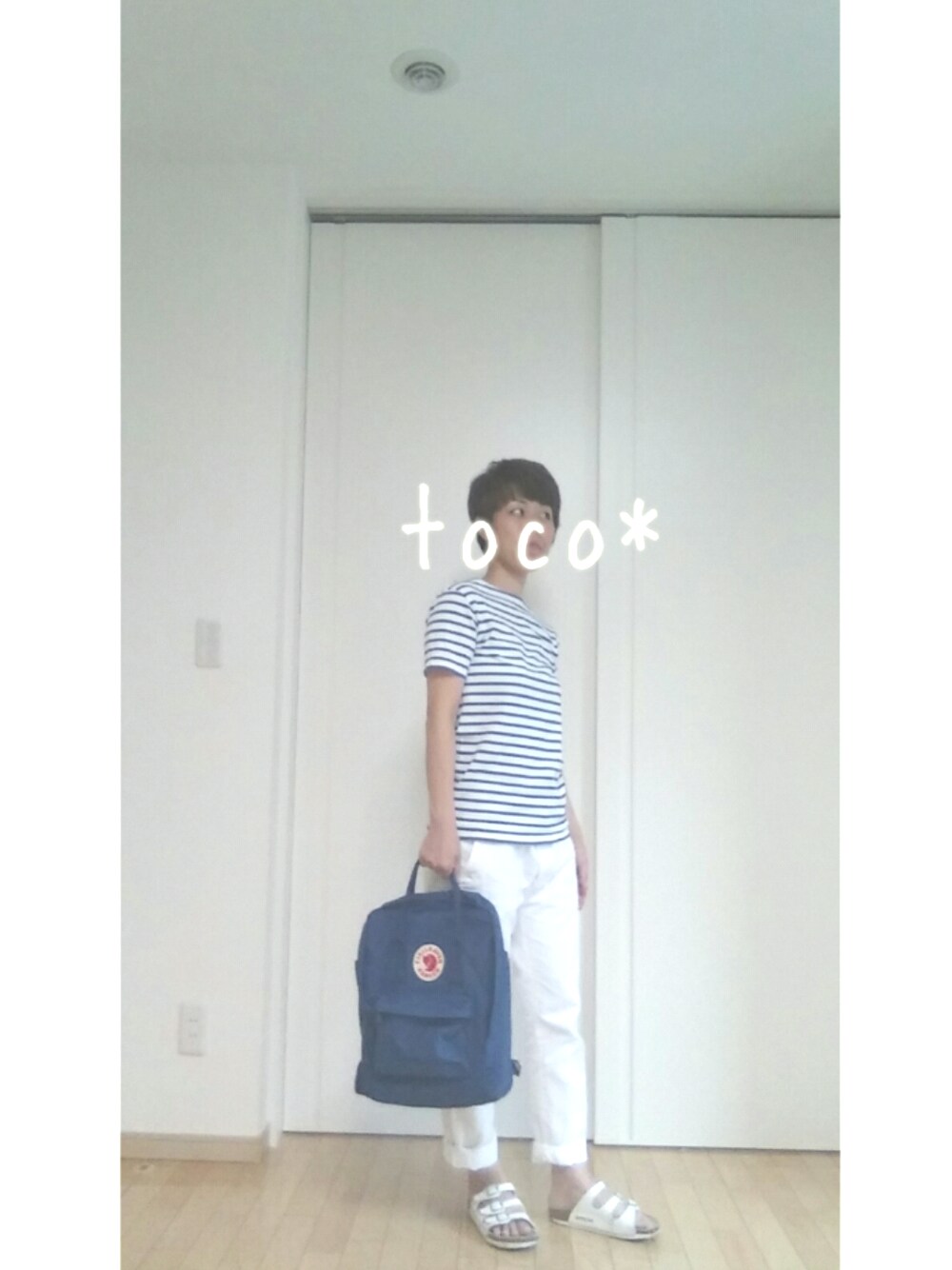 ホワイト系のサンダル、ホワイト系のその他パンツ、ホワイト系のTシャツ/カットソーを着用したレディースの夏コーディネートの1枚目の写真