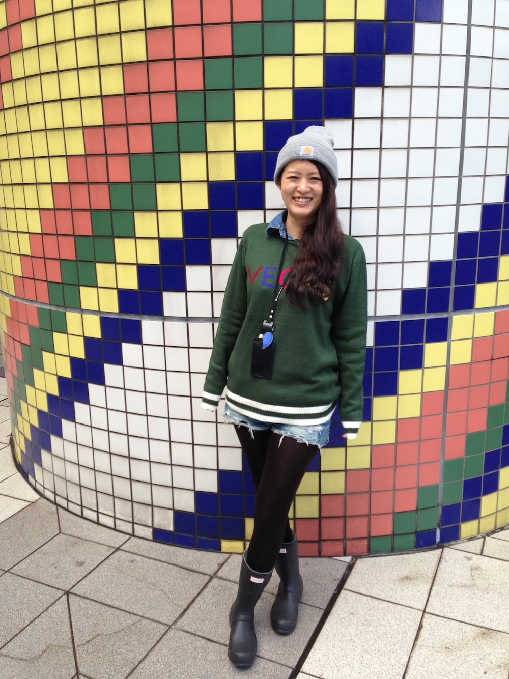 「ニット・セーター、WEARはじめました！、ロゴ」｜「TOMMY HersのCITY KNIT PO（ニット/セーター）」を使った、ayumi kosakaさん（レディース・159cm）の秋コーディネートの1枚目の写真