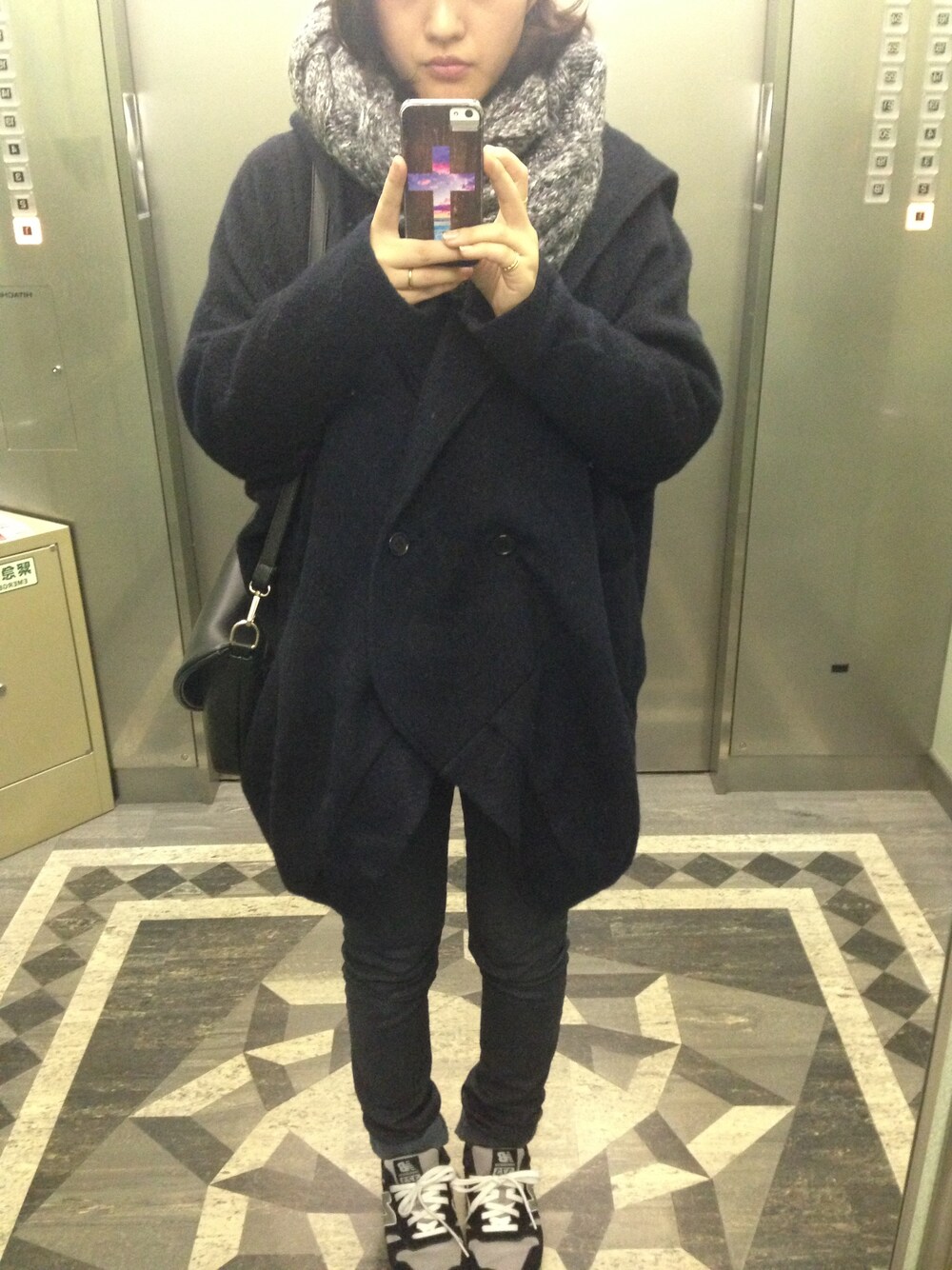 「ニューバランス、carhartt」｜「FAD THREEのCoat（その他アウター、ブラック系）」を使った、ayumi kosakaさん（レディース・159cm）の秋コーディネートの1枚目の写真