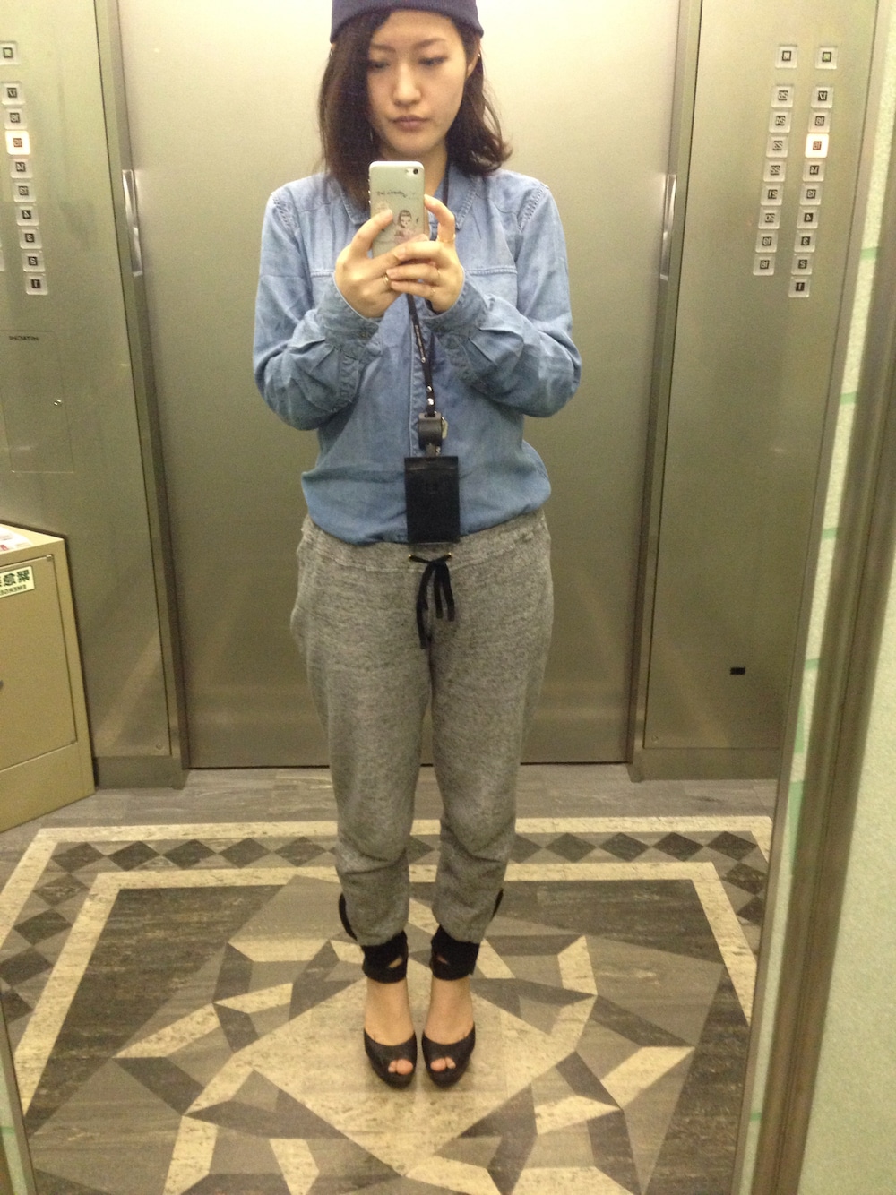 「スウェット(パンツ・スカート 素材)、ニット帽、デニム シャツ、エレベーター」｜「ROSE BUDのLCTB-12110 DRAWSTRING PANTS（その他パンツ、ブラック系）」を使った、ayumi kosakaさん（レディース・159cm）の春コーディネートの1枚目の写真