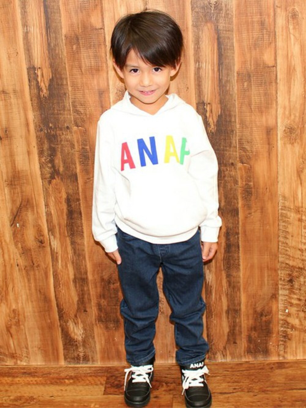 ホワイト系のパーカーを着用したキッズの秋コーディネートの1枚目の写真