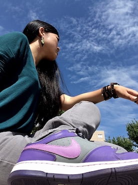 「NIKE SPORTSWEAR（ナイキスポーツウェアー）のアイテム（スニーカー、グレー系）」を使った、パーティさん（レディース）の夏コーディネート