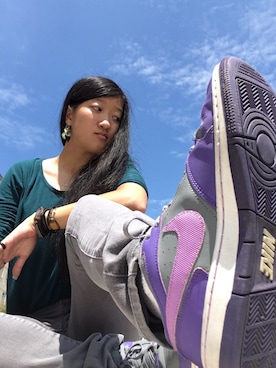 「NIKE SPORTSWEAR（ナイキスポーツウェアー）のアイテム（スニーカー、グレー系）」を使った、パーティさん（レディース）の秋コーディネート