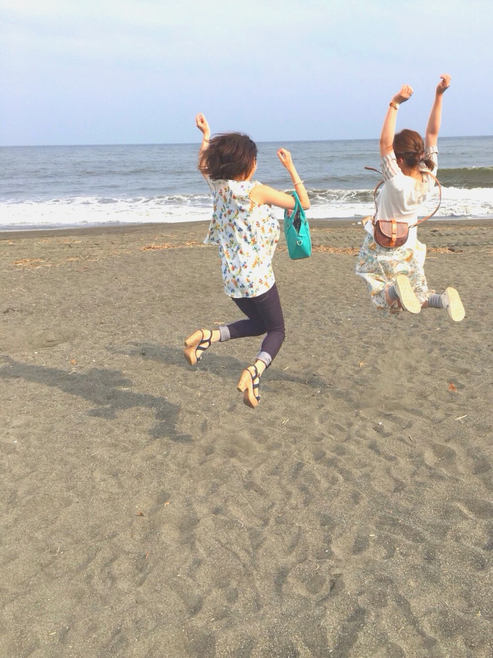 ブラウン系のショルダーバッグ、ホワイト系のTシャツ/カットソー、ホワイト系のサンダルを着用したレディースの夏コーディネートの1枚目の写真