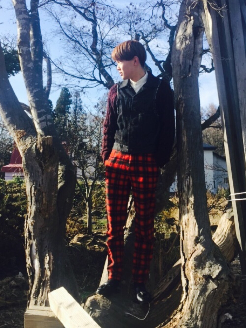 「ISSEY MIYAKE、COMME des GARCONS、Saint Laurent」｜「ISSEY MIYAKEのISSEY MIYAKE 袖切り替えジャケット（デニムジャケット、ブラック系）」を使った、まよさん（メンズ・174cm）の冬コーディネートの1枚目の写真