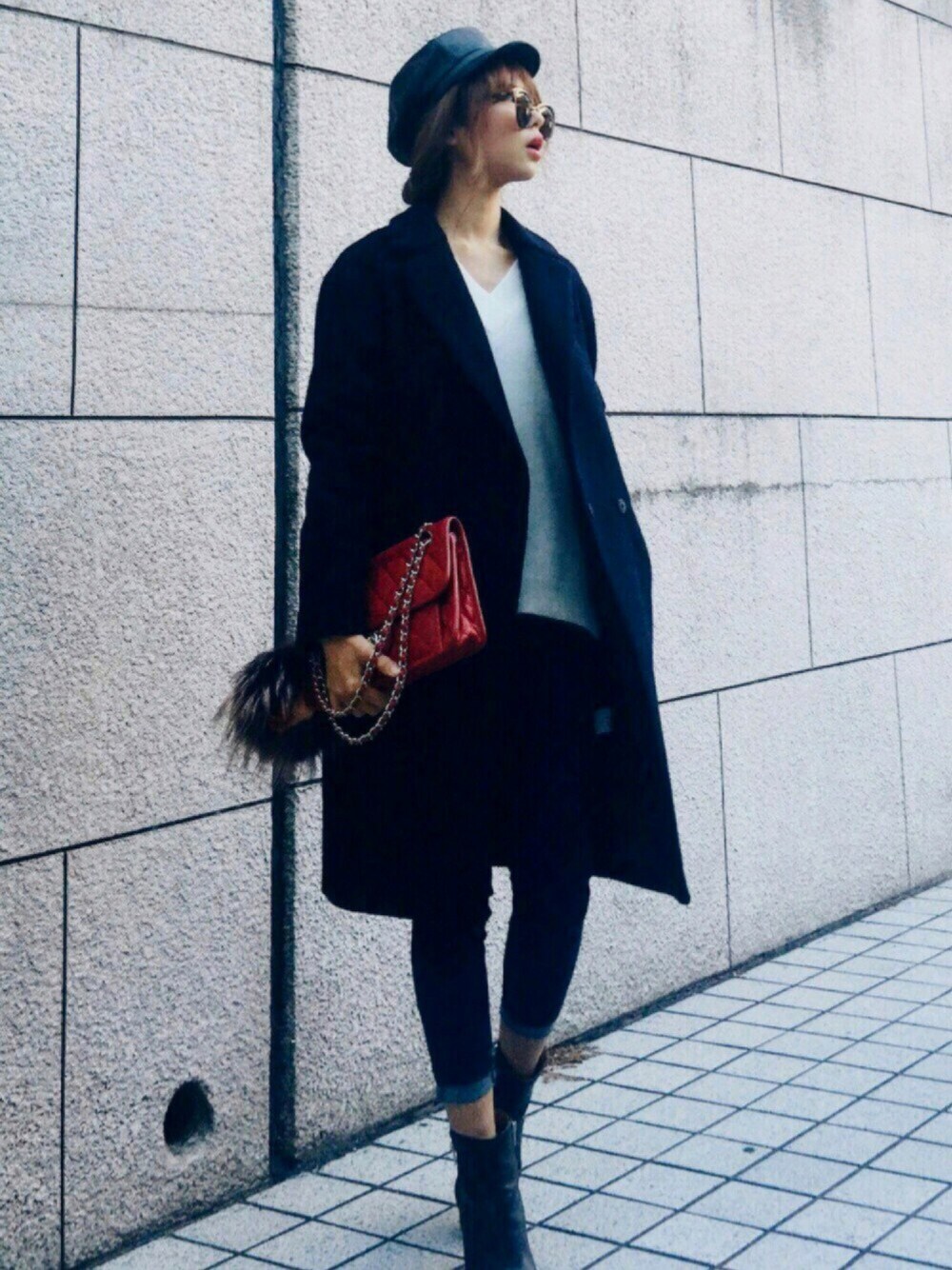 「TONAL、チェスターコート、ネイビー、アンゴラニット、ニット、chanel、キャスケット、オトナカジュアル、シンプルコーデ、デニム」｜「TONALの【CLASSY. 12月号掲載】アンゴラＶネックニット（ニット/セーター、ホワイト系）」を使った、Akaneさん（レディース・163cm）の秋コーディネートの1枚目の写真