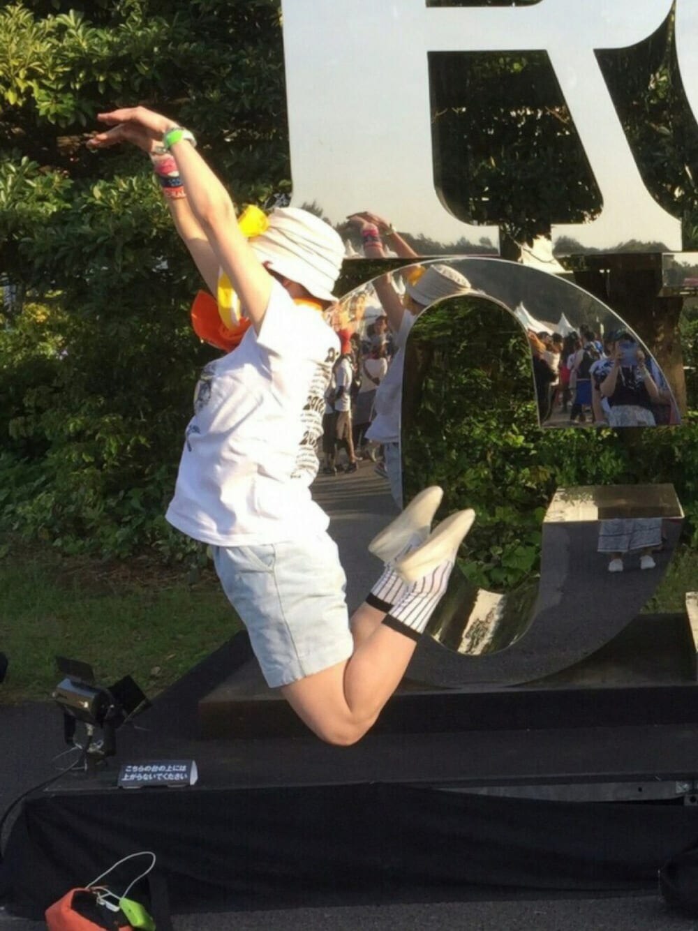 ホワイト系のTシャツ/カットソー、ブルー系のデニムパンツ、オレンジ系のボディバッグ/ウエストポーチを着用したレディースの春コーディネートの1枚目の写真