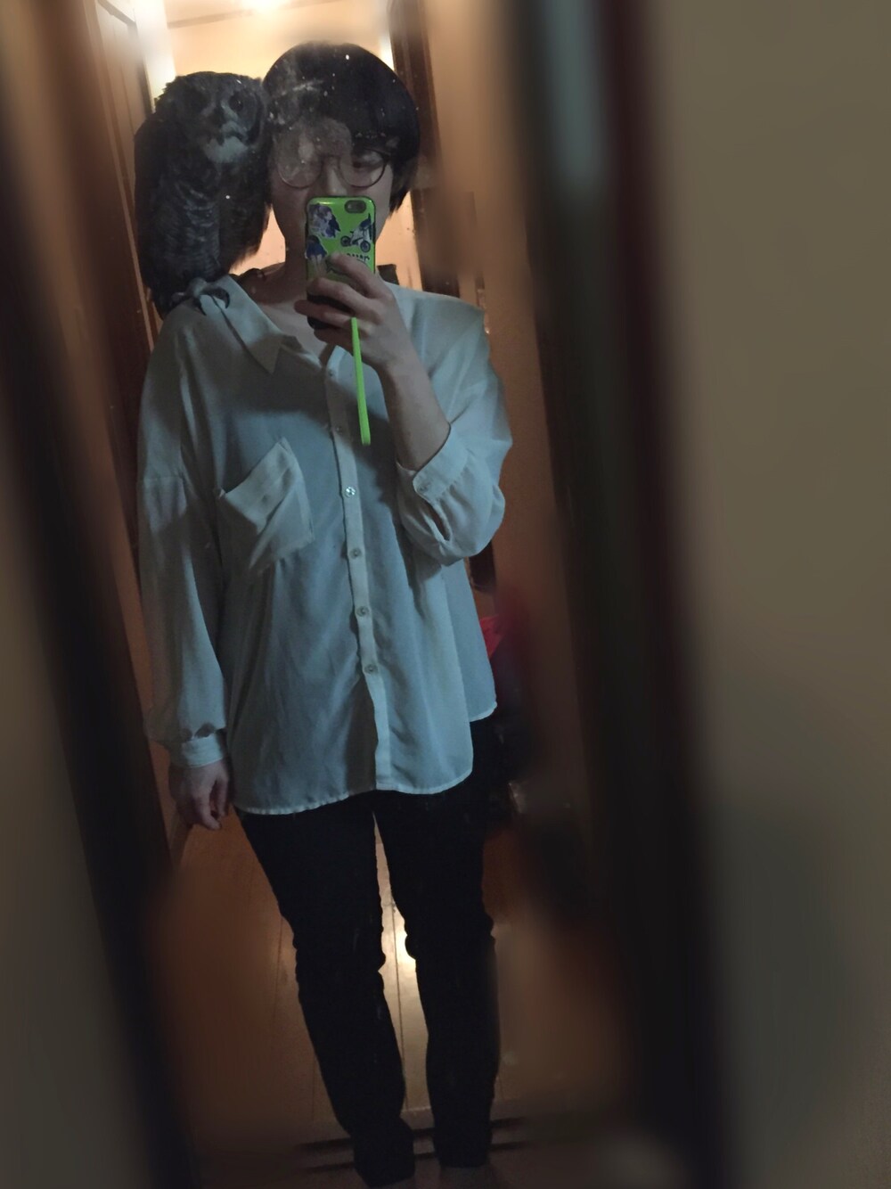 ホワイト系のシャツ/ブラウス、ブラック系のパンツ、グレー系のその他を着用したレディースの春コーディネートの1枚目の写真