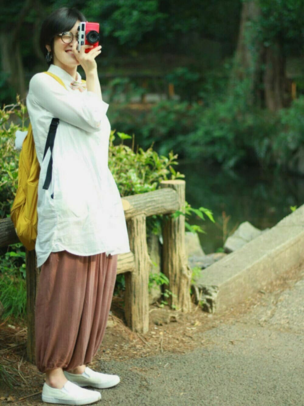 ホワイト系のスニーカー、ブラウン系のパンツ、ホワイト系のシャツ/ブラウスを着用したレディースの夏コーディネートの1枚目の写真