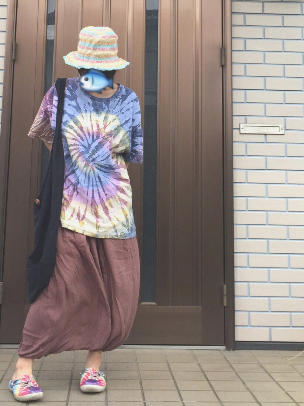 ブラウン系のパンツ、ブラック系のショルダーバッグ、その他のTシャツ/カットソーを着用したレディースの夏コーディネートの1枚目の写真