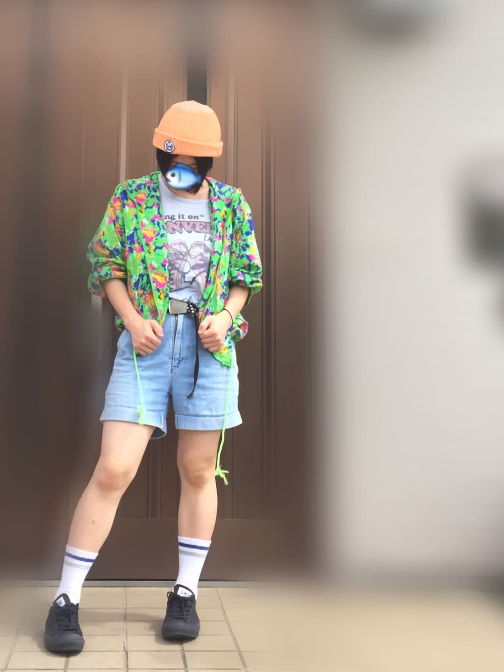 グリーン系のナイロンジャケット、ブルー系のデニムパンツ、ブルー系のTシャツ/カットソーを着用したレディースの秋コーディネートの1枚目の写真