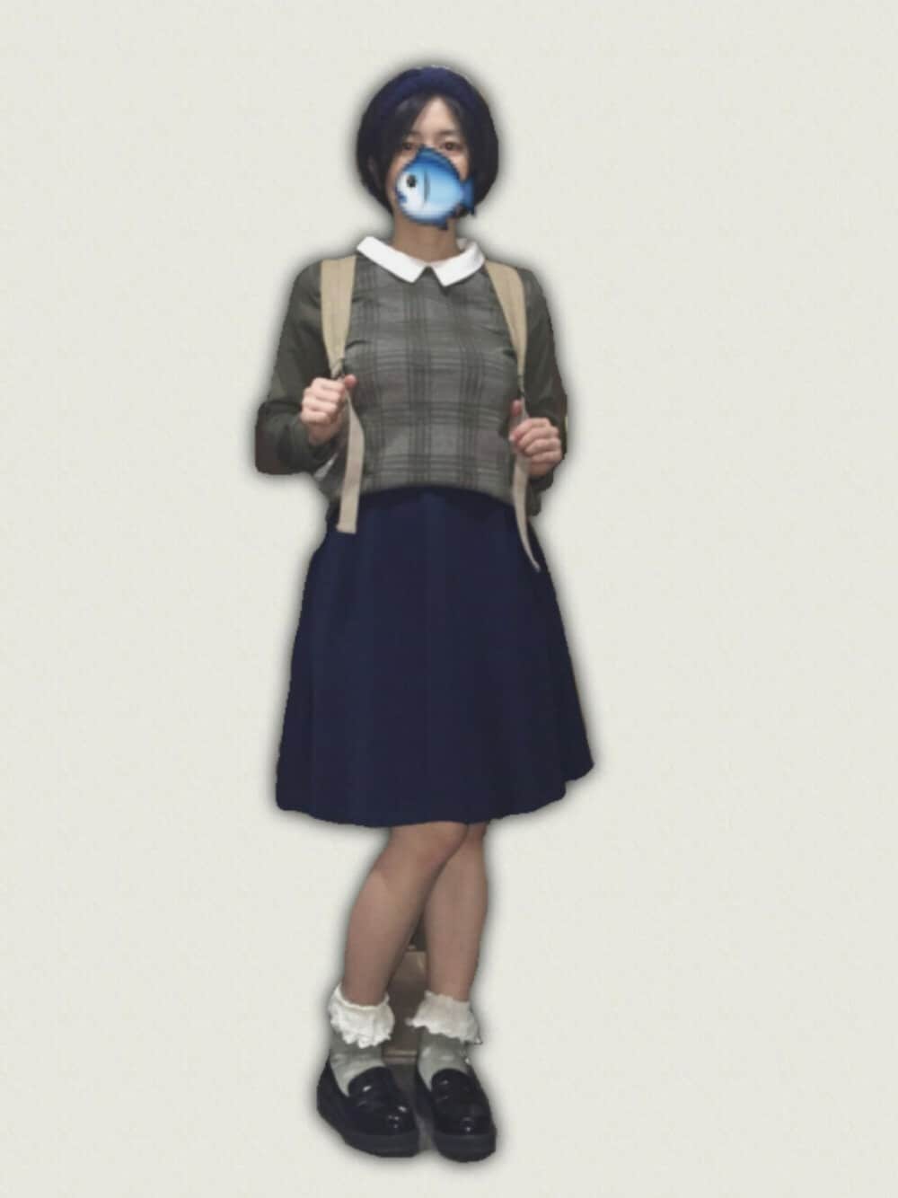 グリーン系のTシャツ/カットソー、ブラック系のその他シューズ、ブルー系のスカートを着用したレディースの秋コーディネートの1枚目の写真