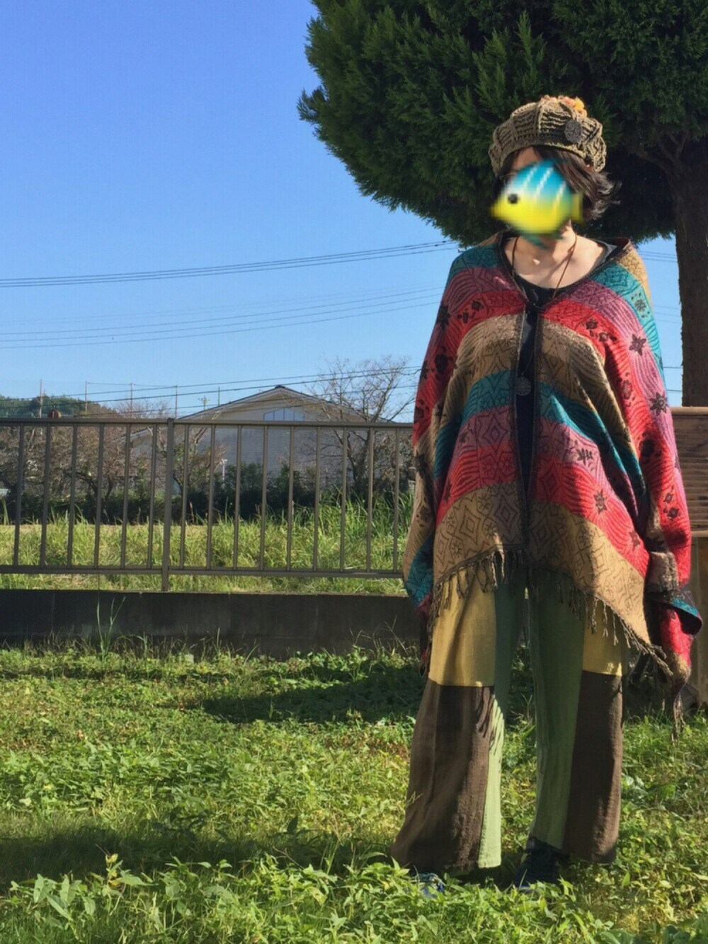 ブラック系のTシャツ/カットソー、ブルー系のスニーカー、グリーン系のその他パンツを着用したレディースの秋コーディネートの1枚目の写真