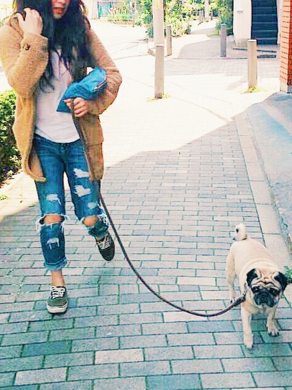 ブラウン系のその他トップス、ブルー系のデニムパンツ、グリーン系のスニーカーを着用したレディースの春コーディネートの1枚目の写真