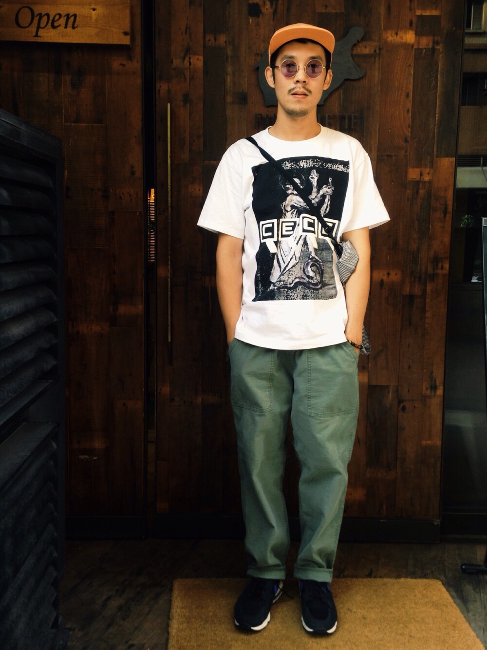 「cavempt、NIKE AIR MAX、A.D.S.R.、palaceskateboards、palace、ANACHRONORM」｜「PALACEのアイテム（キャップ、オレンジ系）」を使った、JenningsTuさん（メンズ・173cm）の夏コーディネートの1枚目の写真