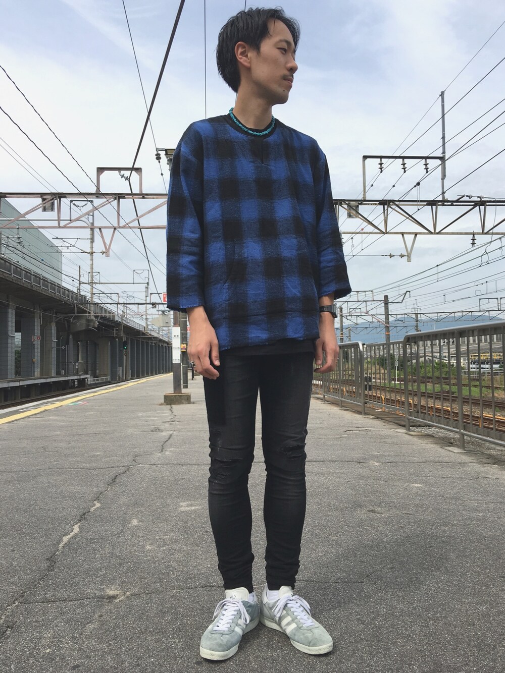 「MONKEY TIME、cheap monday、BEAUTY&YOUTH UNITED ARROWS、BEAUTY & YOUTH、ビューティ&ユース、モノトーン、サーフ、ストリートMIX、adidas、gazelle」｜「MONKEY TIMEの＜monkey time＞ オンブレチェック プルオーバーシャツ（シャツ/ブラウス、ブルー系）」を使った、Keisuke Osukaさん（メンズ・176cm）の夏コーディネートの1枚目の写真