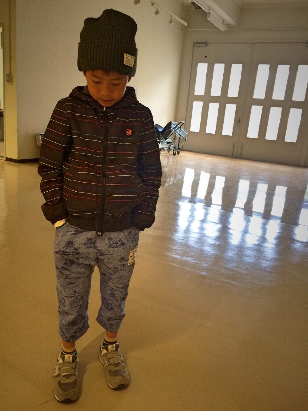 「ZARA、highking、NEW ERA、ニューバランス、ニットキャップ、カーキ、kids、ボーダー、マルチボーダー、GU」｜「ZARAのアイテム（ナイロンジャケット、ブラック系）」を使った、★COCO☆さん（キッズ・133cm）の春コーディネートの1枚目の写真