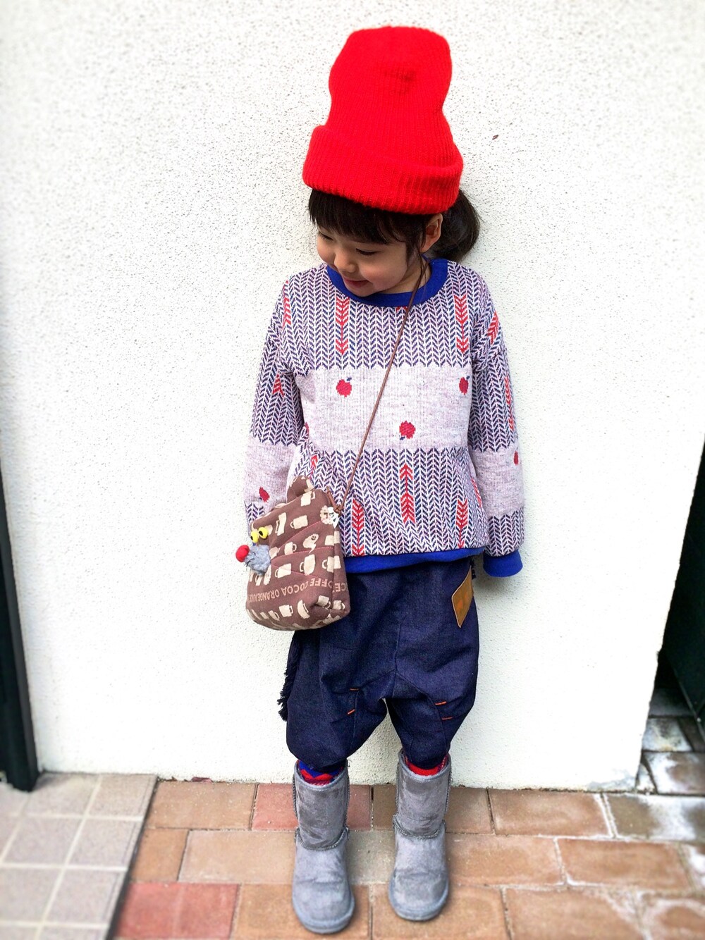 「ニット帽、カジュアル、キッズコーデ、kids、ニット、ムートンブーツ、ストレッチパンツ、サルエルパンツ、女の子、5歳」｜「MoLのアイテム（パンツ、ブルー系）」を使った、★COCO☆さん（キッズ・110cm）の冬コーディネートの1枚目の写真