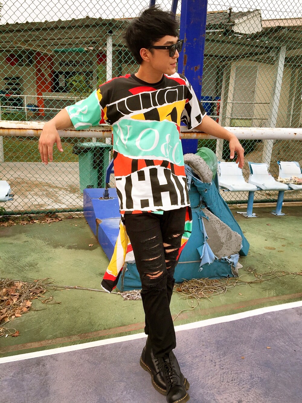 「jeffrey、MOSCHINO、Dr.Martens、TOPMAN、ootd」｜「MOSCHINOのアイテム（Tシャツ/カットソー、その他）」を使った、Mingjieさん（メンズ・184cm）の秋コーディネートの1枚目の写真