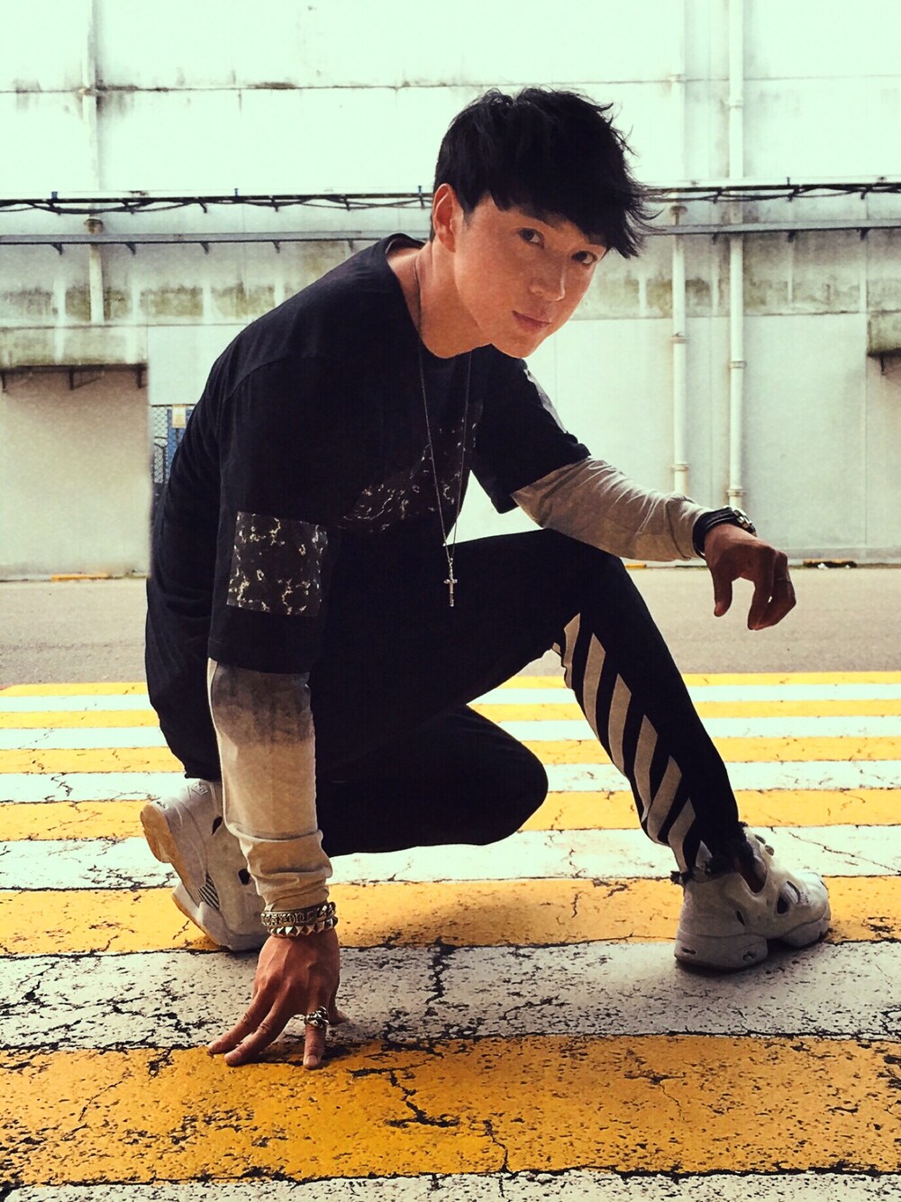 「off white、stampd'LA、reebok」｜「off whiteのアイテム（デニムパンツ、ブラック系）」を使った、Mingjieさん（メンズ・184cm）の冬コーディネートの1枚目の写真
