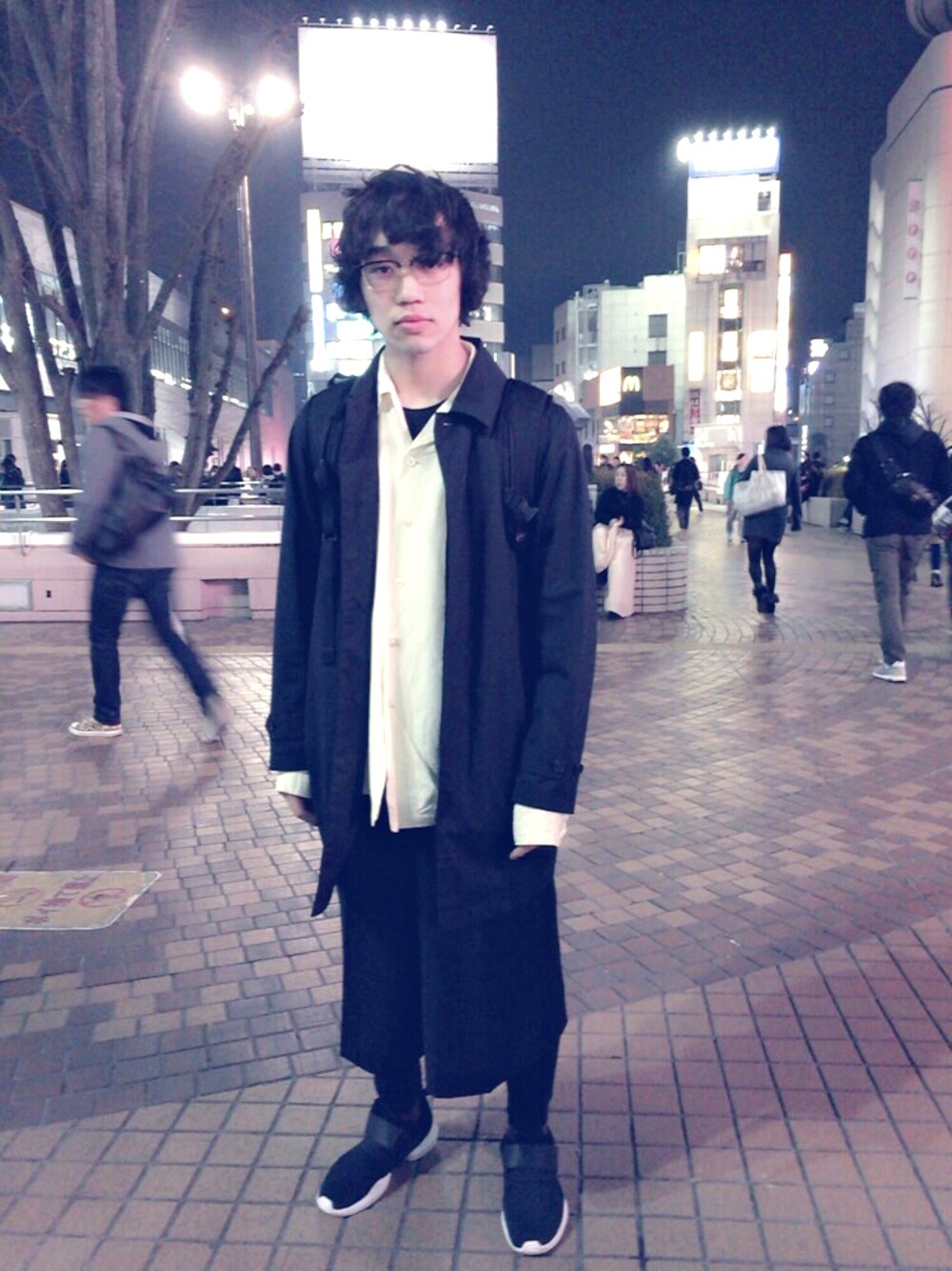 「春コーデ、学生、高校生、モード、黒、友達撮影ありがとう」｜「古着屋のアイテム（シャツ/ブラウス、ホワイト系）」を使った、ししさん（メンズ・170cm）の冬コーディネートの1枚目の写真