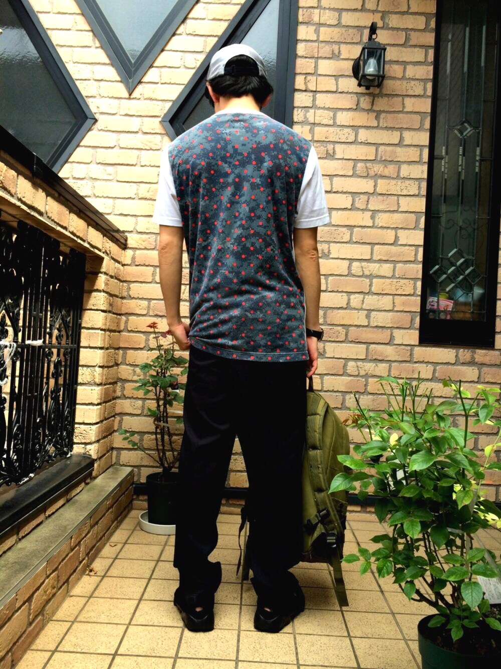 ホワイト系のTシャツ/カットソー、ブラック系のスニーカー、ブラック系のスラックスを着用したメンズの夏コーディネートの1枚目の写真