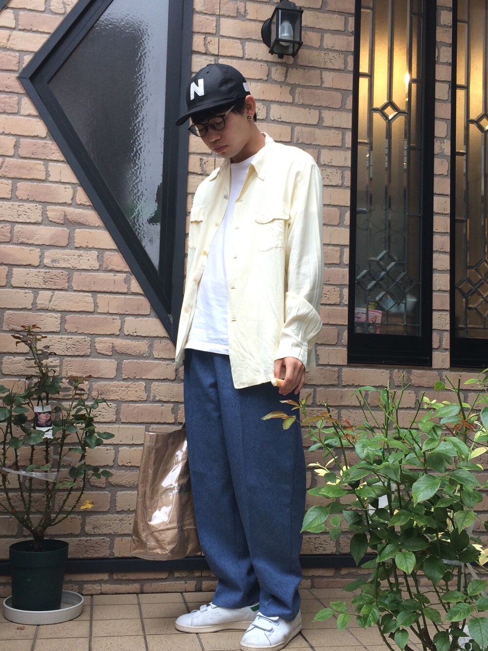 ホワイト系のスニーカー、ホワイト系のTシャツ/カットソー、ブルー系のシャツ/ブラウスを着用したメンズの夏コーディネートの1枚目の写真