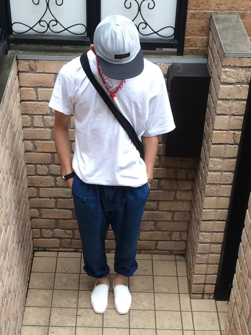 ホワイト系のTシャツ/カットソー、ホワイト系のスニーカー、ブルー系のパンツを着用したメンズの夏コーディネートの1枚目の写真