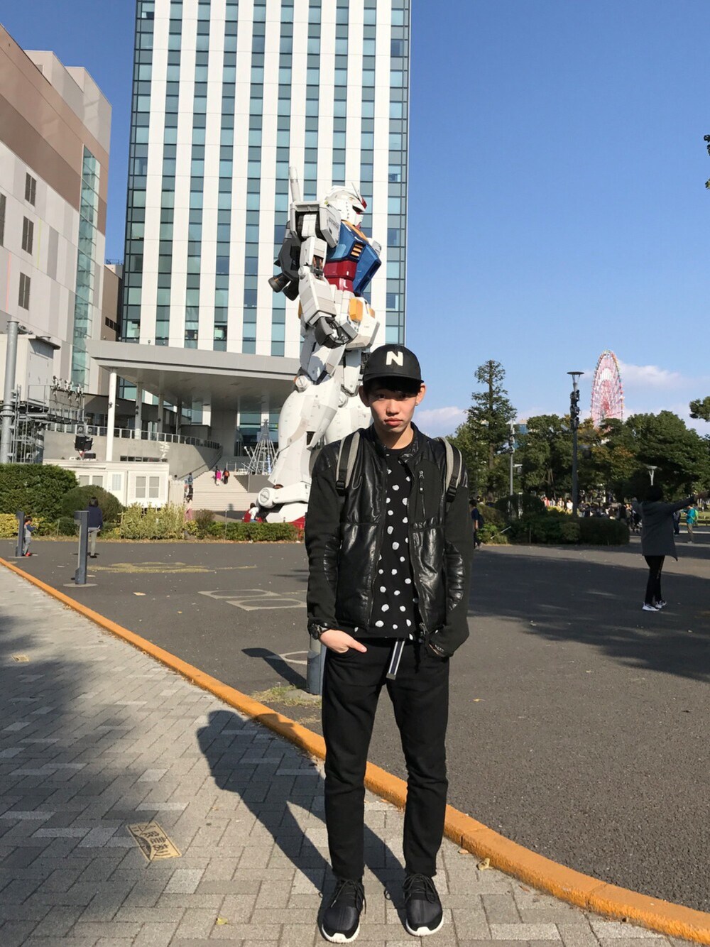 「オールブラック、ハイブランド、学生、BLACK COMME des GARÇONS、armani、name.、adidas originals、Paul Smith、ganryu、スキニー」｜「adidas Originalsの【adidas】TUBULAR RDL（スニーカー、ホワイト系）」を使った、ししさん（メンズ・170cm）の秋コーディネートの1枚目の写真